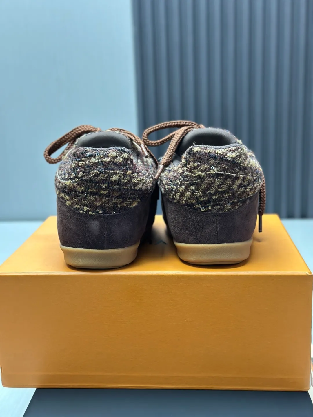 👟👟Ex-factory price 720👟👟 Top version LV-Louis Vuitton-Bread Catwalk New Style 1:1 development replica of the original version! ! The upper foot is very comfortable. It is made of luxurious materials and fine workmanship. The midsole is printed with English letters "Made in Europe". The upper is made of calfskin imported from Italy. The side is decorated with the brand's LOGO and signature. The latest latex foot pads and mesh lining make the foot feel super comfortable. The original two-color TPU combination outsole is specially provided by the original factory. Bag technology Goodyear stitched edges Fabric: Exclusive customized first-layer cowhide Accessories: Exclusive private model Vuitton logo, lining: Customized silk mesh lining - first-layer silk cowhide lining Outsole: TPU combination outsole wear-resistant, non-slip and anti-yellowing Foot pads: new latex pads-mesh sweat-absorbent Counter technology: fully computerized sewing machine wire drawing Toe box back cover Hot and cold shaping Full set of pull-top lasts with medium and low logo patterns Counter packaging - Shoelaces, certificates, cards, instructions, certificates, dust bags, the most complete packaging on the entire network, women's models 35-40 men's models are under development
